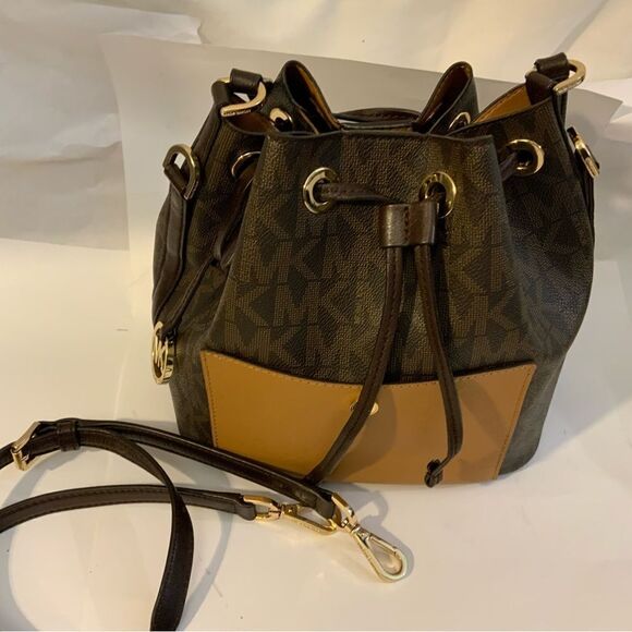 Michael Kors Greenwich Small Bucket Bag - Brown/Peanut crossbody shoulder bag - Picture 2 of 15